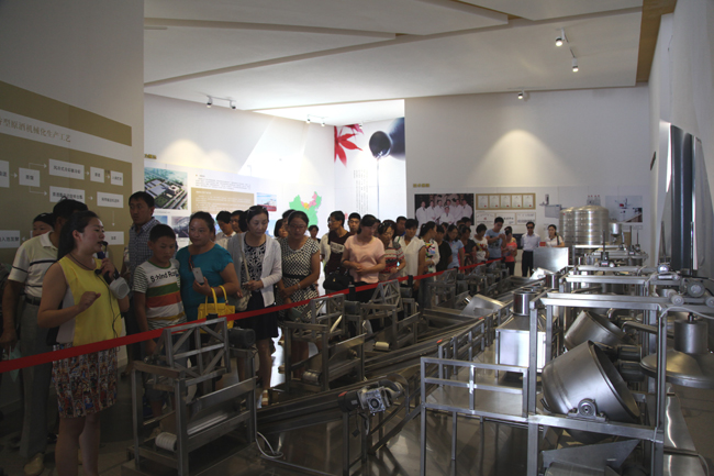 游客参观清香型原酒机械化生产模型